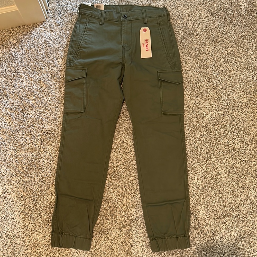 Brand new Levi’s banded cargo pants men’s 29/32 army green color